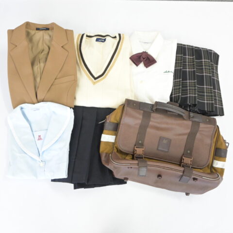 ラミパスが実際に買取した日向学院高校の制服セット｜キャメルのブレザーとチェックスカート